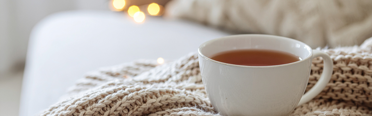 Eine kuschelige Decke und eine Tasse Tee